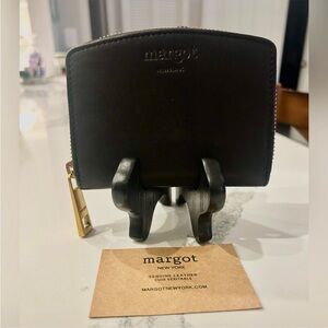 EUC margot Gina Compact In Black Leather Zip Card Wallet Gold HW